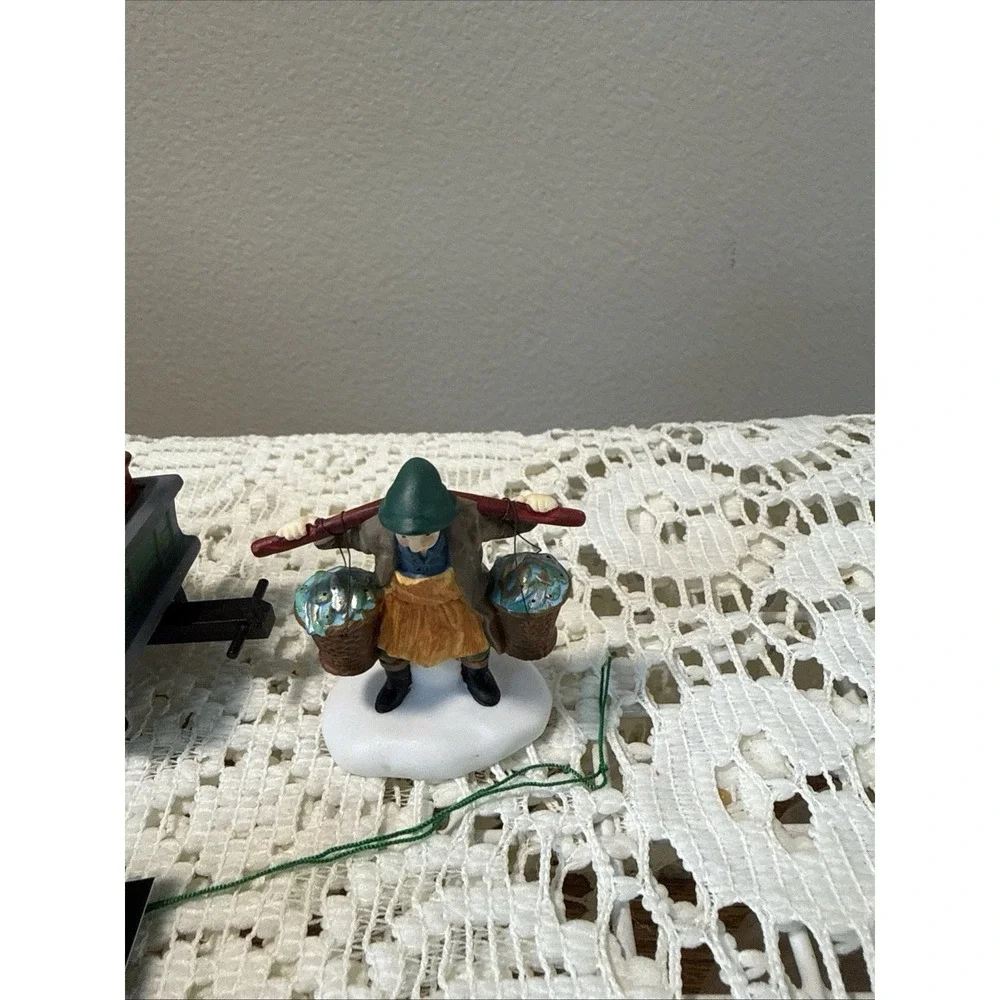 DEPT 56 HERITAGE VILLAGE Dickens Accessory CHELSEA MARKET FISH MONGER and CART